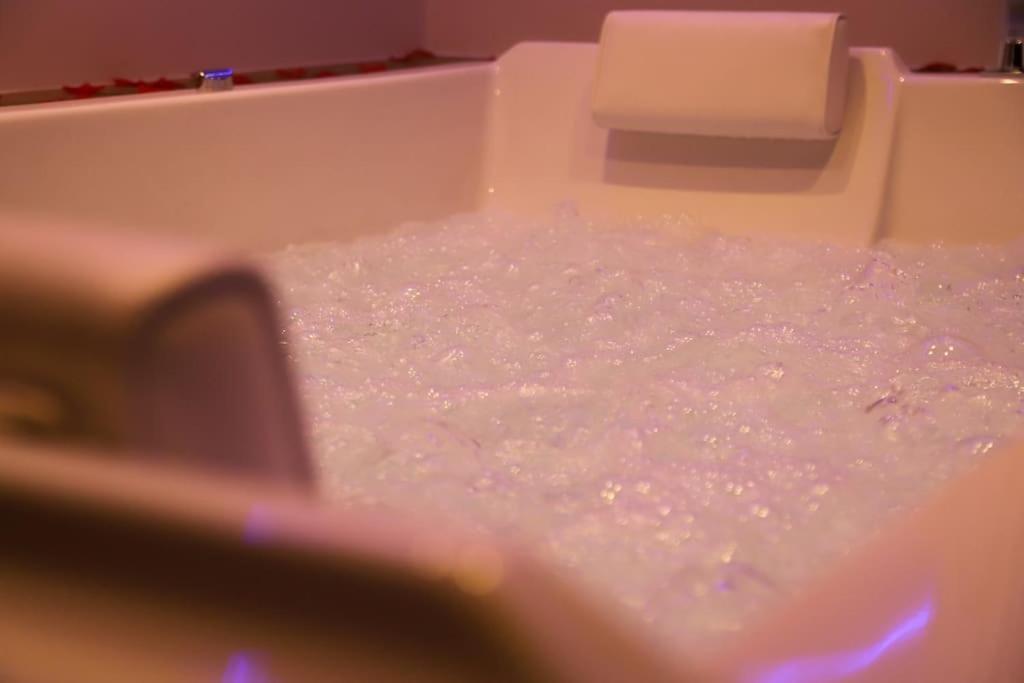 Love Room Unique - Sauna / Jacuzzi Charleville-Mezieres Luaran gambar